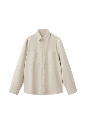 Cămașă bej cu mânecă lungă, nasturi, două buzunare la piept și guler ascuțit, afișată pe un fundal alb.