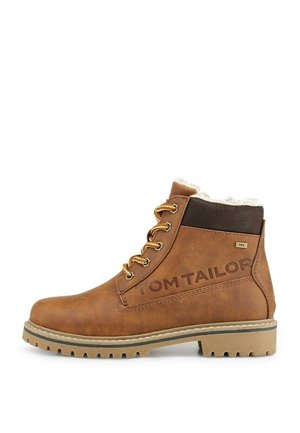 Brun snørestøvle til anklen med tyk gummisål, varm lammeuldfor og "Tom Tailor" mærkning på siden.