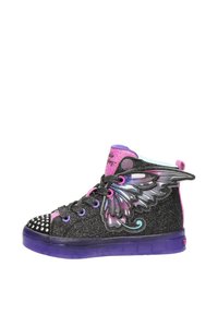 Sneaker alta in rete nera con glitter, con accenti colorati a forma di ali, punta borchiata, suola viola e lacci neri. Presenta una fodera interna lucida viola.