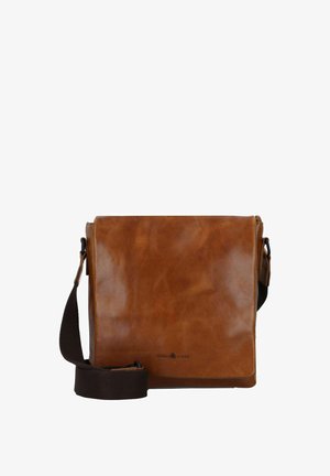 Sac à messager en cuir marron avec une texture lisse, une sangle réglable et une fermeture à rabat arborant un logo subtil en bas.