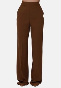 Pantaloni larghi marroni con vita alta, realizzati in tessuto liscio, con cuciture dritte e senza chiusure o decorazioni visibili.