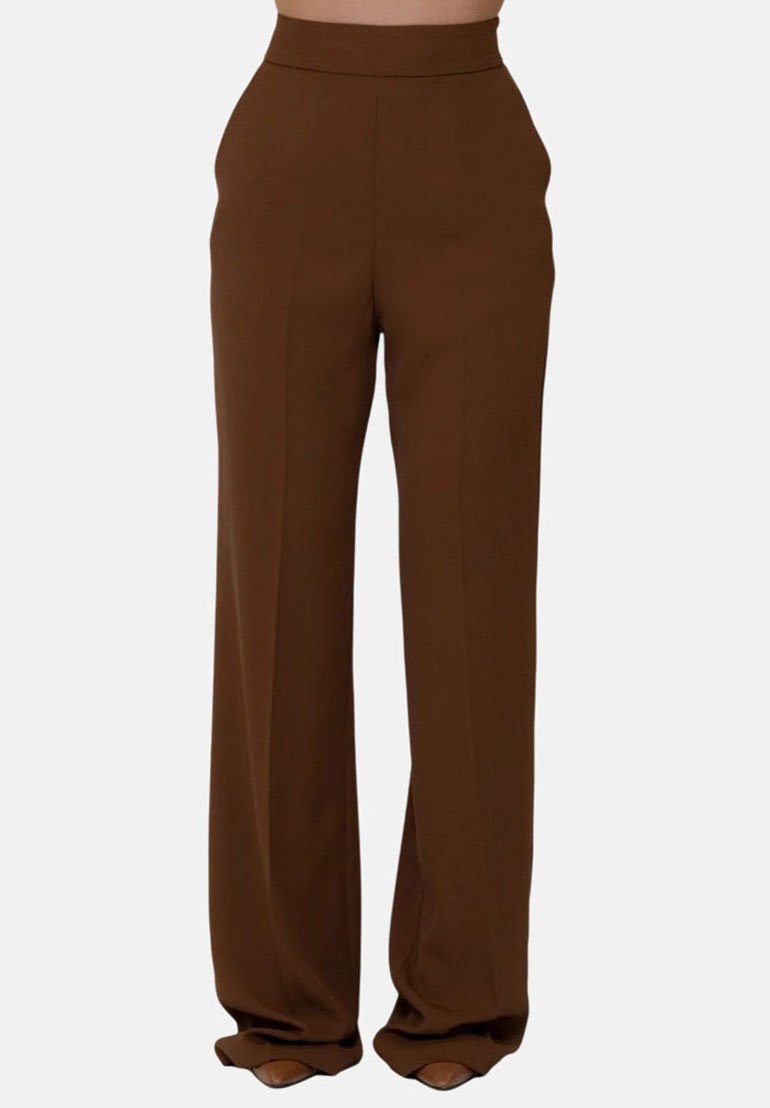 Pantaloni larghi marroni con vita alta, realizzati in tessuto liscio, con cuciture dritte e senza chiusure o decorazioni visibili.