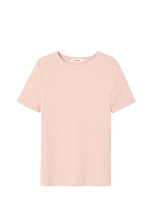 Haut en maille rose clair à manches courtes et col rond, avec une texture lisse et une petite étiquette de marque à l'intérieur du col.