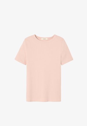 Haut en maille rose clair à manches courtes et col rond, avec une texture lisse et une petite étiquette de marque à l'intérieur du col.