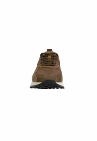 Bruine sport schoenen hebben een bovenwerk van gestructureerde stof met oranje accenten, een gevoerde tong en een rubberen zool met een robuust profiel.