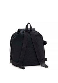 Sac à dos noir en tissu durable, avec des bretelles réglables, une poignée sur le dessus et une forme arrondie au design minimaliste.
