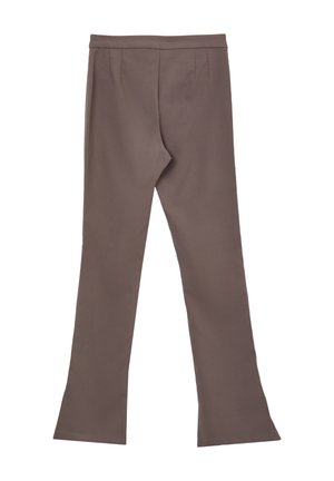 Pantaloni marroni a zampa d'elefante con una texture liscia e due pieghe frontali. Presentano una vita a media altezza e un aspetto pulito e sartoriale.
