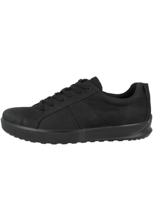 Des chaussures de sport noires avec un dessus en cuir texturé, un bout rond, un col rembourré et une semelle en caoutchouc présentant un motif de semelle pour une meilleure adhérence.