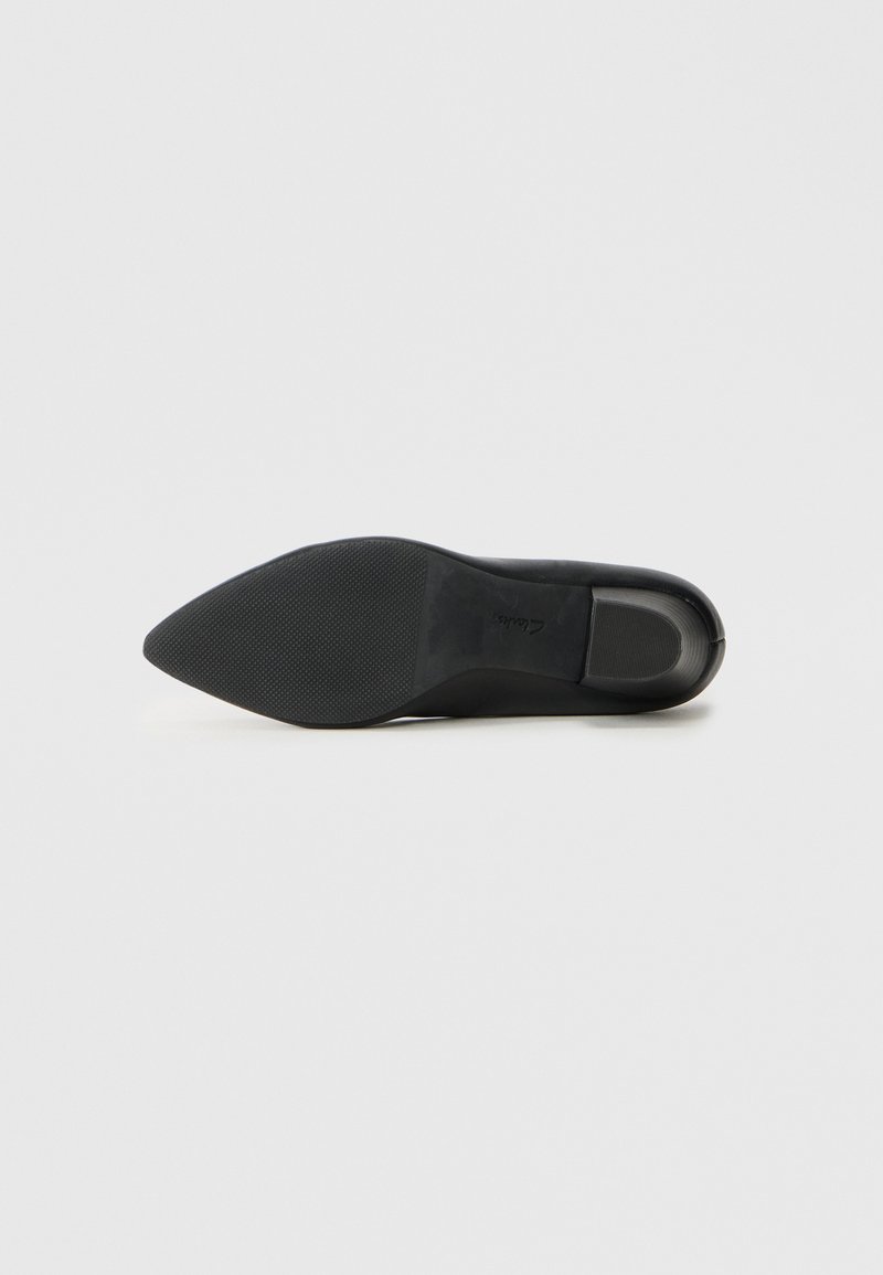 Chaussure noire à talons hauts avec un design de bout pointu, dessus en cuir lisse et semelle en caoutchouc texturé pour l'adhérence. Détail du logo subtil sur le talon.