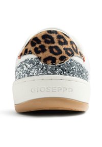 Zapatilla blanca con talón de pelaje con estampado de leopardo, banda de purpurina plateada y suela de goma beige. "Gioseppo" grabado en el lateral.