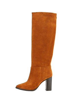 Botte en daim pour femme, haute, de couleur orange brûlé, avec bout pointu et talon haut noir épais, vue de profil latéral.