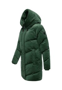 Chaqueta acolchada verde con capucha, cierre de cremallera, bolsillos laterales y una textura suave y lisa. Confeccionada con un material ligero y aterciopelado.
