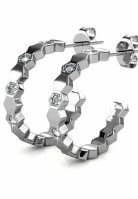 Orecchini a cerchio esagonali in argento con piccoli accenti simili a diamanti; finitura lucida; presenta un design geometrico e una chiusura sicura.