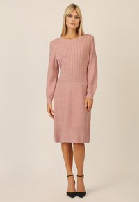 Strickkleid in zartem Rosa mit Strukturmuster im Oberteil, durchgehend geripptem Design, langen Ärmeln und knielanger Silhouette.