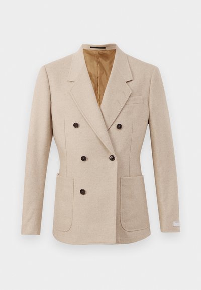 Beżowa marynarka dwurzędowa z teksturowanej tkaniny, z dwoma przednimi kieszeniami i brązowymi guzikami, z jasnobrązową podszewką i klapami w stylu notch.