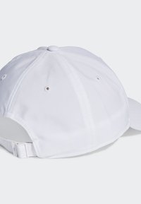Gorra de béisbol blanca con visera curvada, hecha de tejido suave. Presenta ojales de ventilación y una correa ajustable en la parte trasera.