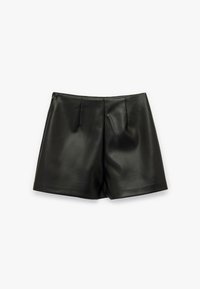 Zwarte leren shorts met een strak ontwerp, voorzien van plooien aan de voorkant en een ritsluiting aan de zijkant. Makkelijk aanvoelende textuur en op maat gemaakte pasvorm.
