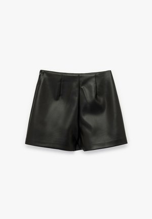 Schwarze Leder-Shorts mit einem eleganten Design, das Falten an der Vorderseite und einen Reißverschluss an der Seite aufweist. Glatte Textur und taillierte Passform.