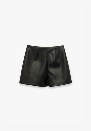 Schwarze Leder-Shorts mit einem eleganten Design, das Falten an der Vorderseite und einen Reißverschluss an der Seite aufweist. Glatte Textur und taillierte Passform.