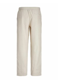 Pantalones beige texturizados con cinturilla elástica y un bolsillo trasero. Diseño de pierna recta, con patrones sutiles y en relieve en toda la prenda.
