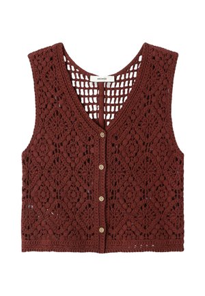 Veste sans manches rouge foncé en crochet avec motifs diamant et floral, quatre boutons à l’avant, et une étiquette de marque au niveau de l’encolure.