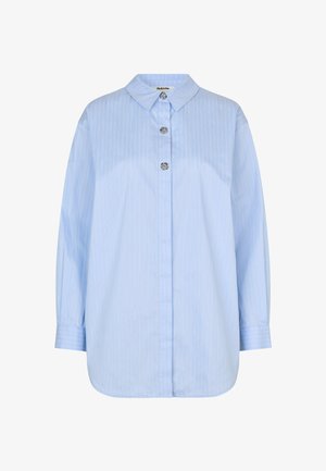 Světle modrá košile s dlouhým rukávem, vyrobená z hladké tkaniny s vertikálními bílými pruhy. Obsahuje klasický límec a tři dekorativní knoflíky.