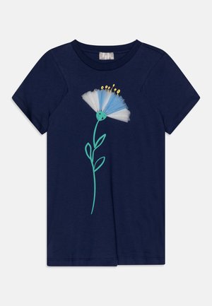 Camiseta azul marino de tela suave con mangas cortas, que presenta un diseño de flores en blanco y azul claro con tallo verde y acentos amarillos.