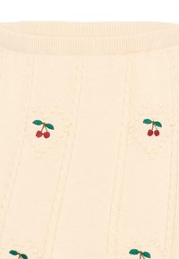 Crèmekleurige gebreide stof met kleine geborduurde rode kersen en groene bladeren, met verticale kabelbreipatroontjes en geribbelde rand.