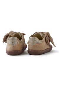 Scarpe suede marroni con un accento scintillante sul retro, forma arrotondata e un fiocco decorativo su ciascun lato. Fodera interna morbida e suola in gomma.