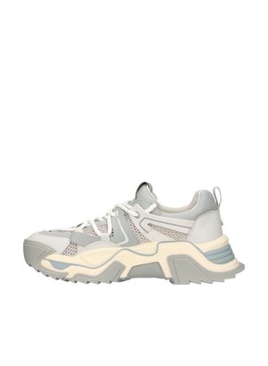 Scarpe sportive grigie e bianche con tomaia in rete, suola in gomma, battistrada marcato e elementi di design a strati. Presentano lacci tondi e un'etichetta di sollevamento.