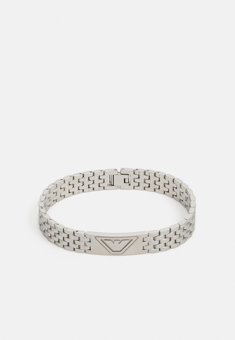 Sølvmetallarmbånd med vevd design, med en rektangulær lås og en akcentplate med en triangel-logo.