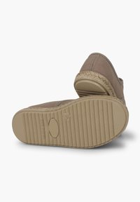 Bruine canvas espadrilles met een geweven jute rand, voorzien van een geribbelde rubberen zool en een klassiek instapontwerp, ideaal voor casual gebruik.