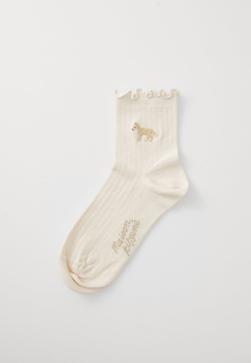 Meias de malha creme com uma borda ondulada, apresentando um design de leopardo dourado e "Maison Kitsuné" impresso em dourado na lateral.