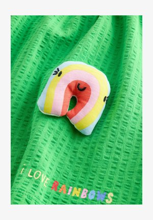 Rohelise tekstuuriga kangal on värviline vikerkaarekujuline plaastriga naeratus, mille all on erinevates värvides tekst „MA ARM VIKERKAARI“.