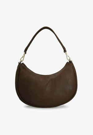 Bruine leren handtas met een gebogen vorm, een enkele schouderriem en zilverkleurige accenten. Gladde textuur en een rits aan de bovenkant.