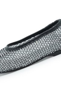 Ballerine nere e argento con design in rete, decorate con piccole paillettes, punta arrotondata e suola flessibile per il massimo comfort.