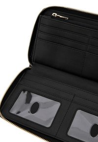 Intérieur noir de portefeuille avec plusieurs emplacements pour cartes, deux poches transparentes pour pièces d'identité et un compartiment zippé le long du bord. Détail de zip doré.