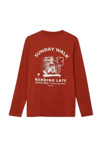 Rdzawy longsleeve z białą grafiką biegnącego niedźwiedzia, drzewa oraz napisem "NIEDZIELNY SPACER BIEGAM SPOŹNIONY Zgub się w naturze od 8:00."
