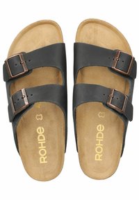 Sandali neri in pelle con due cinturini regolabili e fibbie in tonalità rame. Soletta morbida marrone con logo del marchio impresso e grip testurizzato.