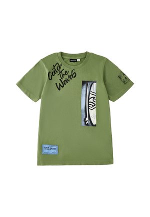 Maglietta verde a maniche corte con la scritta "Catch the Waves", grafica di una tavola da surf sul davanti e una toppa blu "Gold Coast" vicino all'orlo.