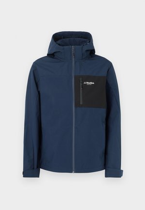 Tamsiai mėlyna striukė su gaubtu, su juodu krūtinės kišeniu su užtrauktuku, šoninėmis kišenėmis ir elastiniais rankogaliais. Pagaminta iš lygaus, vandeniui atsparaus audinio.