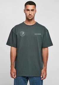 9N1M SENSE TENNIS CLUB BADGE - Apdrukāts T-krekls - bottlegreen