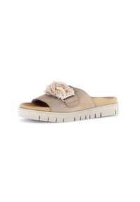 Beige suède instappersandalen met een gestructureerde band versierd met een cluster witte kralen; beschikt over een gevoerd voetbed en een rubberen zool.