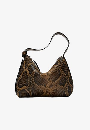 Borsa in pelle di serpente marrone e nera con una forma curvata, base piatta e un'unica tracolla regolabile. Caratterizzata da una texture liscia e da accenti metallici.
