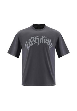 T-shirt di cotone grigio con maniche corte e scollatura rotonda, decorato con una grande grafica stilizzata "Ed Hardy" in un grigio chiaro a contrasto.