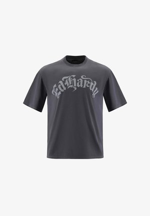 T-shirt di cotone grigio con maniche corte e scollatura rotonda, decorato con una grande grafica stilizzata "Ed Hardy" in un grigio chiaro a contrasto.