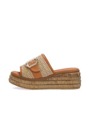 Vævet beige og brun kile-sandal med en struktureret platformsål og dekorativ spænde på den øverste rem.