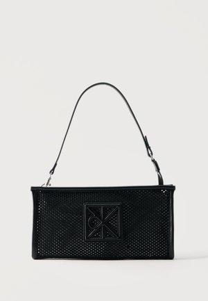 Geantă neagră dreptunghiulară din plasă, cu bretea scurtă ajustabilă pentru umăr și o emblemă geometrică pe față.