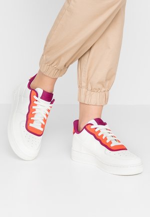Sneakers - white