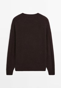 Donkerbruin gebreid sweater met een ribbeltextuur, met lange mouwen en een ronde halslijn. Het ontwerp is eenvoudig en onopvallend.